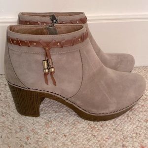 Dansko boots. Ankle height. Size 41. Suede.